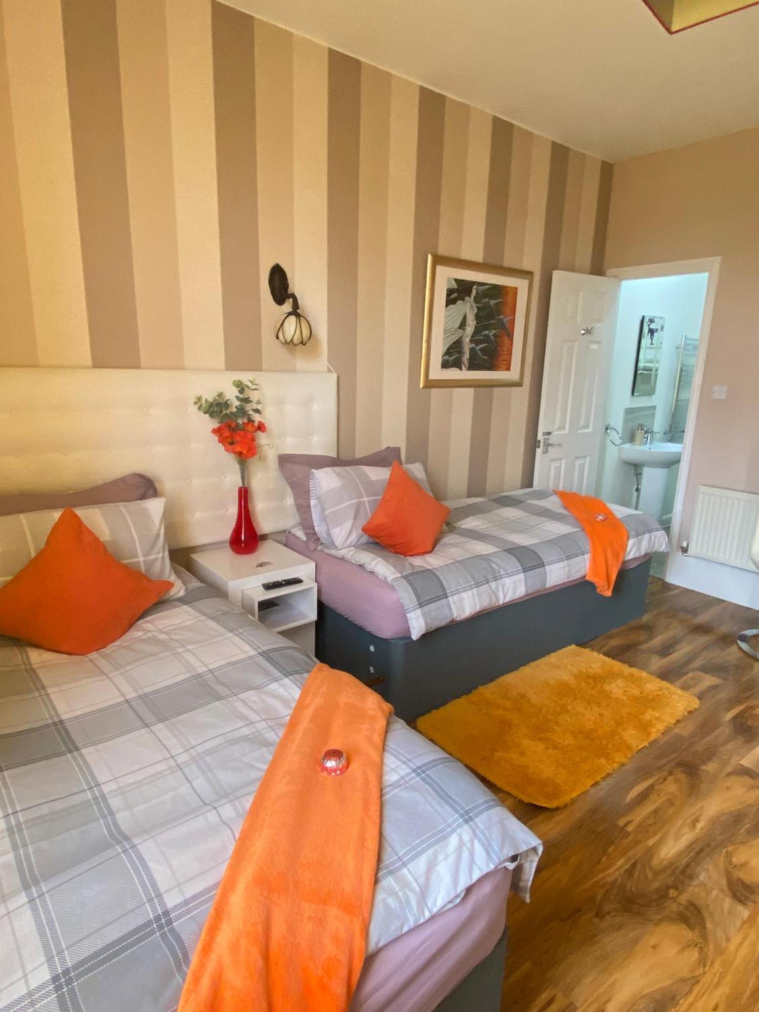 Upton Country Park Guest House Northampton Exteriör bild