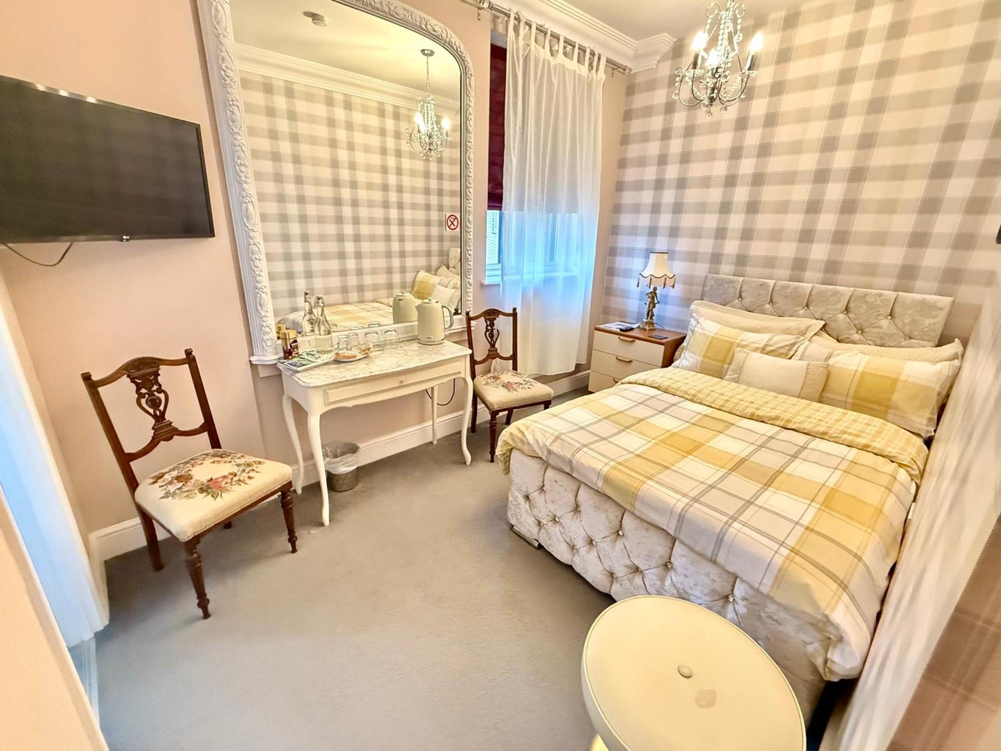 Upton Country Park Guest House Northampton Exteriör bild